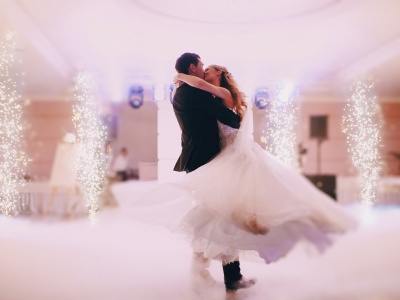 passionate-newlyweds-dancing